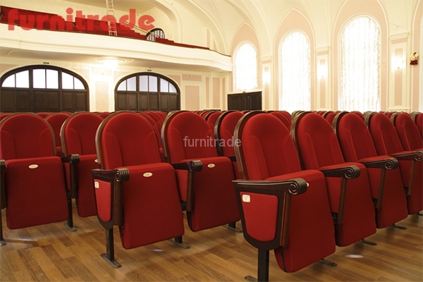 Театральные кресла премиум класса Бенефис в концертном зале  
