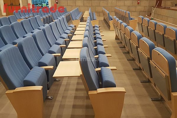 Конференц кресла Бруселас Акад со столиками для записей в конфренц-зале