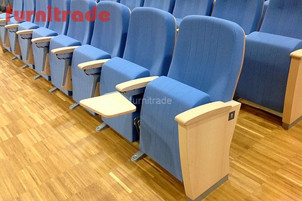 Конференц-кресла с пюпитром Бруселас Акад в зрительном зале