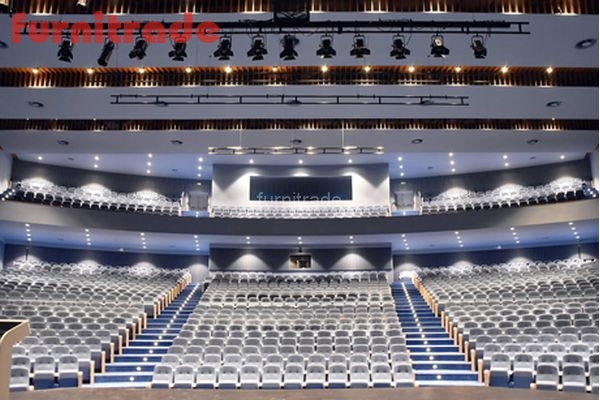 Концертный зал с театральными креслами модели Берон Вуд