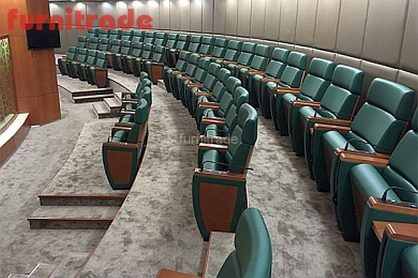 Кресла в зале для конференций модели Империал