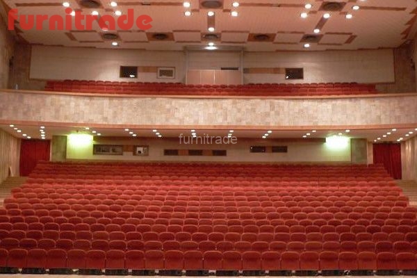 Зрительный зал театра с креслами модели Бако